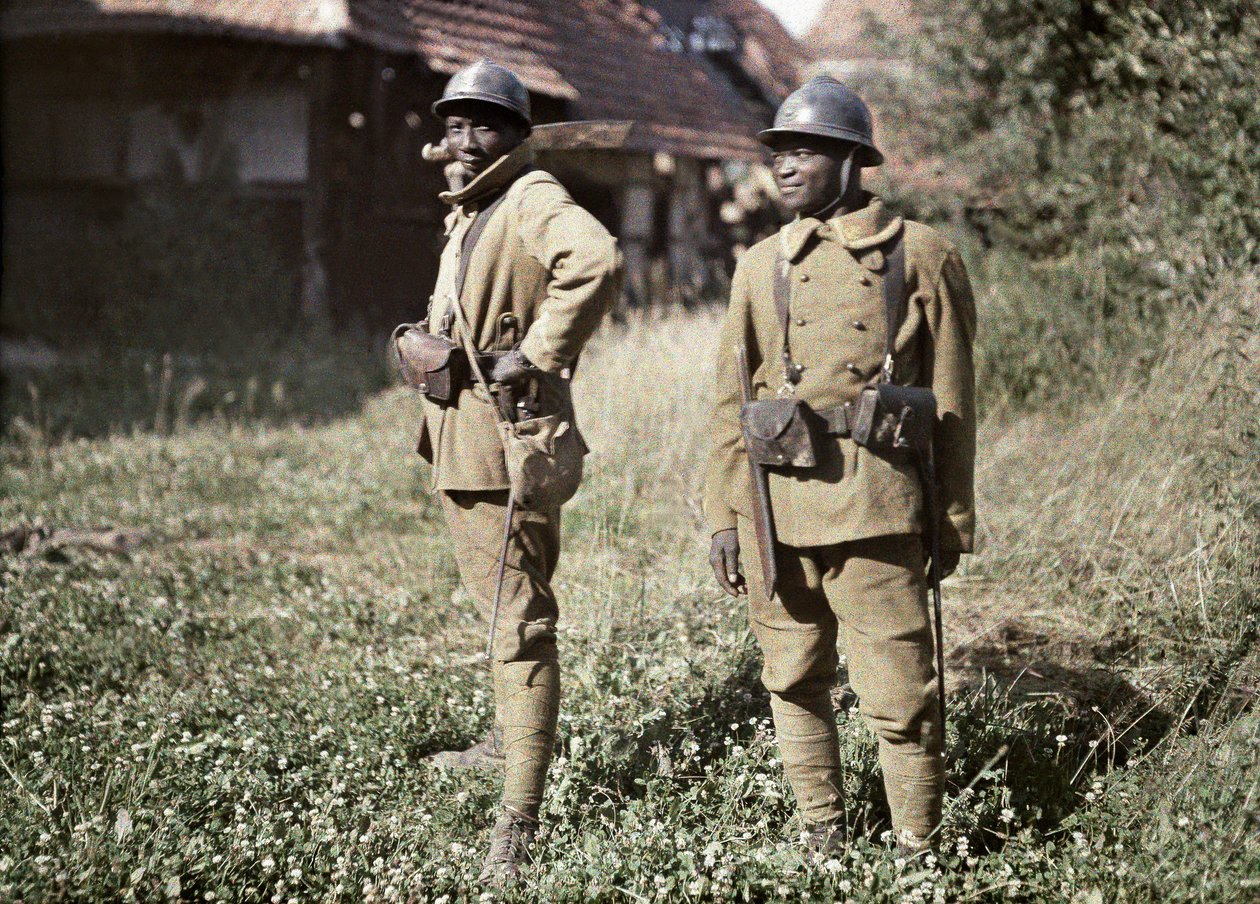 Två senegalesiska soldater som tjänstgör i den franska armén som infanterister, Frankrike, 22 juni 1917 (autokrom) av Paul Castelnau