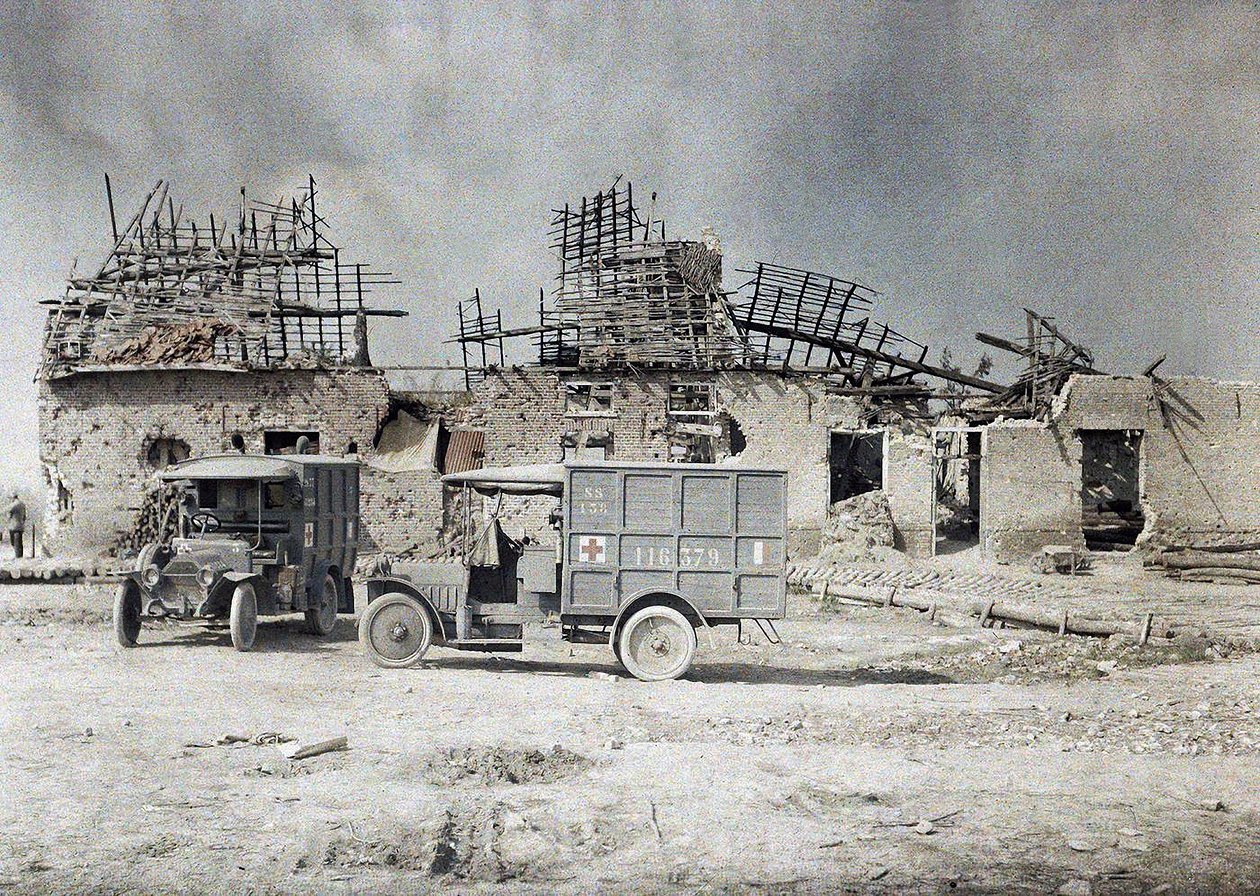 Två ambulansfordon framför en byggnad som har ödelagts av artillerield, Belgien, 17 september 1917 (autokrom) av Paul Castelnau