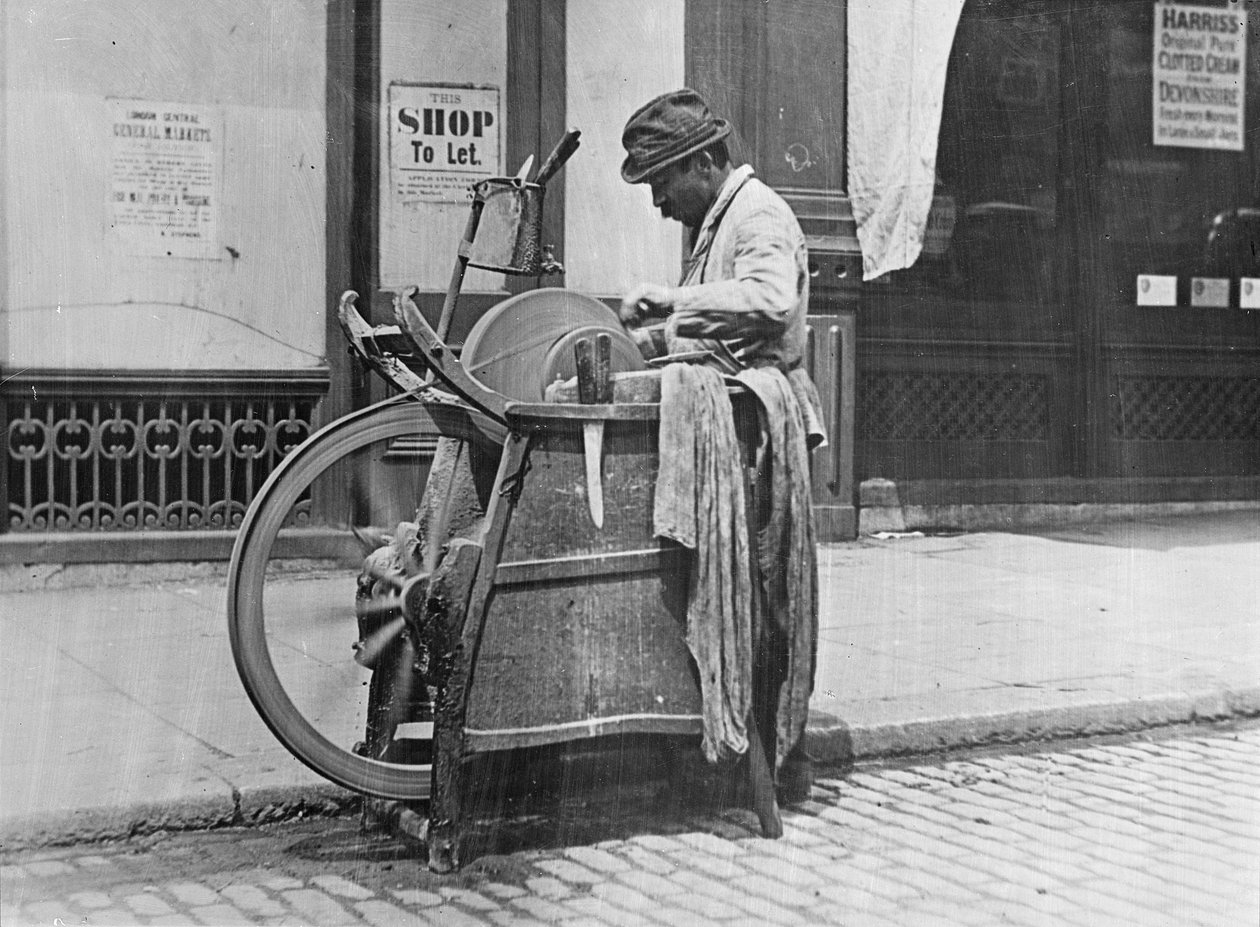 En knivslip i London, 1894 av Paul Martin