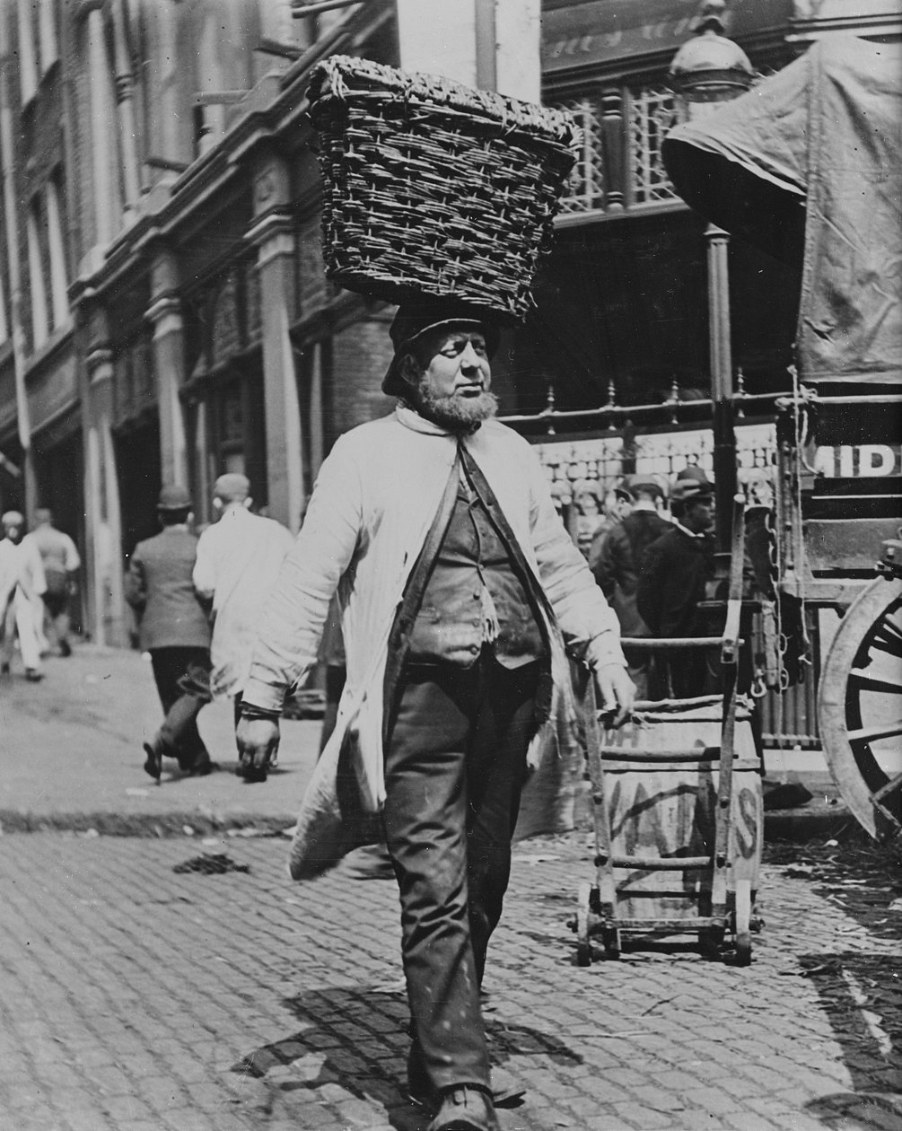 Fiskbärare på Billingsgate Market, 1893 (se även 112438) av Paul Martin