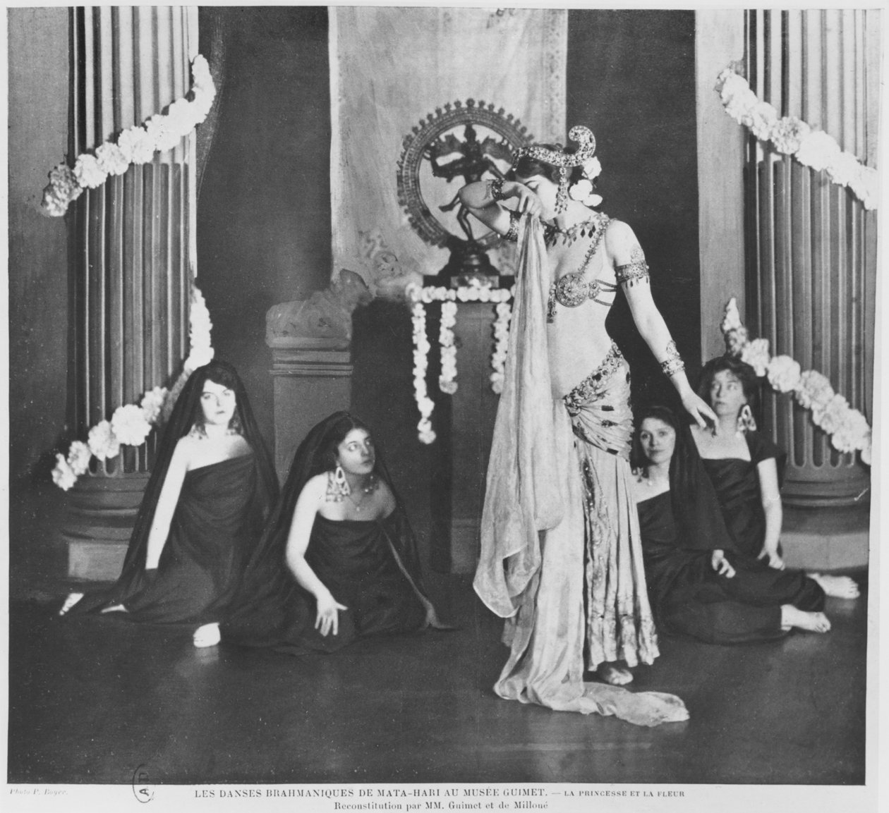 Mata Hari uppträder i Musee Guimet, Paris, 13 mars 1905 av Paul Boyer