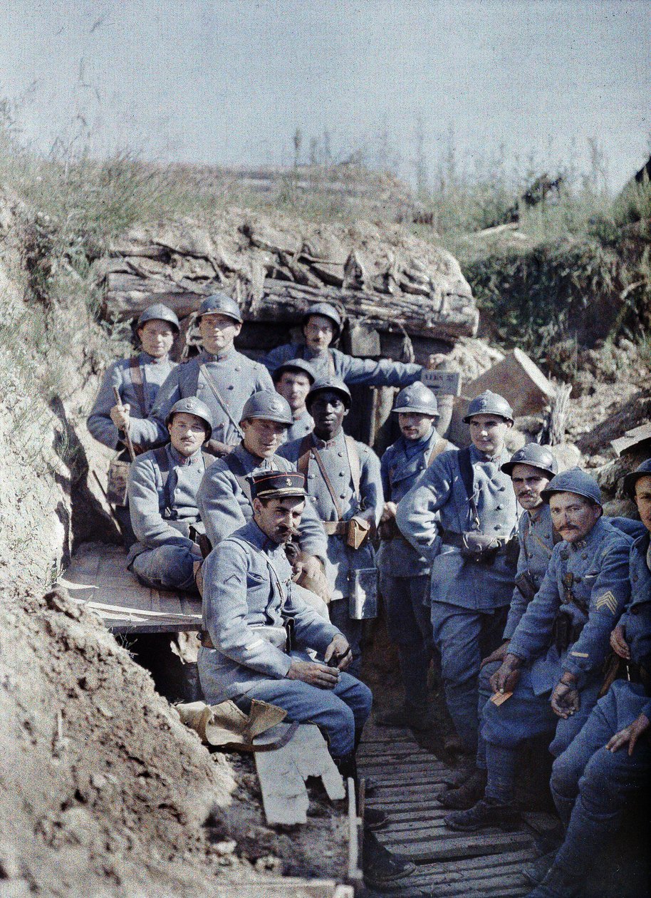 En grupp franska soldater i ett skyttegrav vid frontlinjen, Hirtzbach, Departement Haut-Rhin, Alsace, Frankrike, 16 juni 1917 (autokrom) av Paul Castelnau