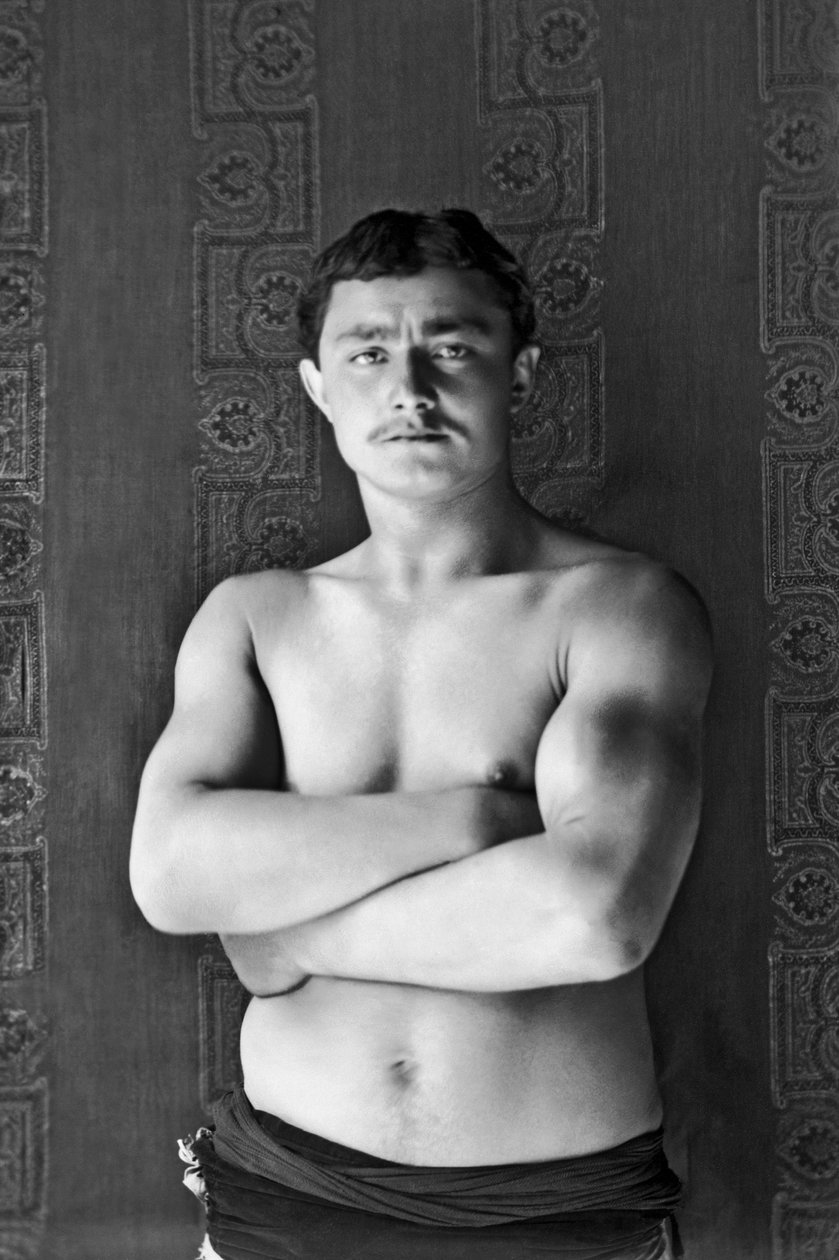Porträtt av en resande cirkusbrottare som passerar Andelot Blancheville (Haute Marne). Fotografi, cirka 1886, av Paul Emile Theodore Ducos (1849-1913). av Paul Emile Theodore Ducos