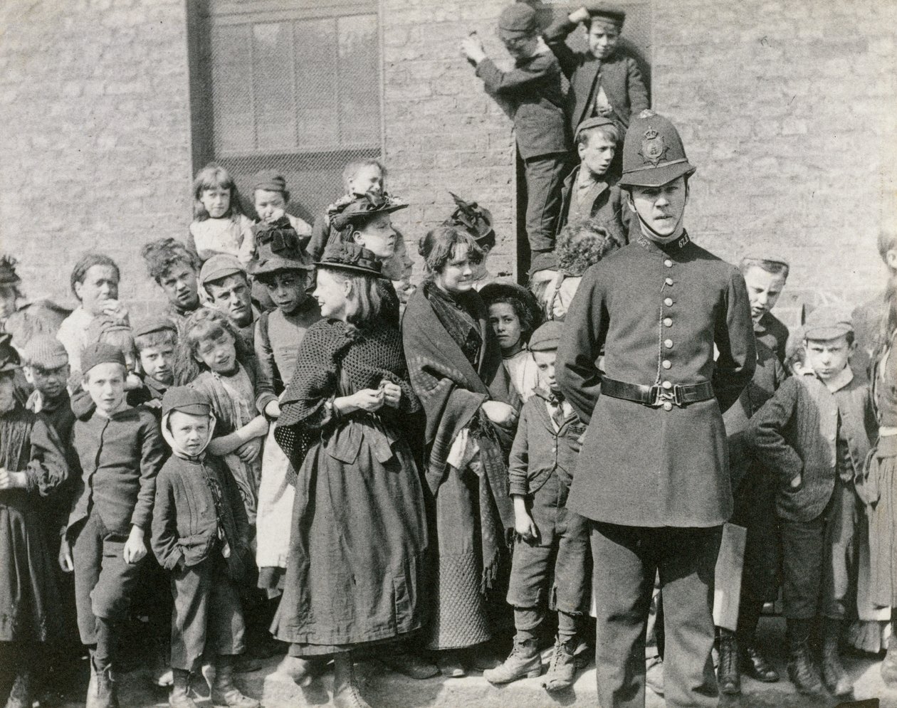En polismans begravning i London, 1894 av Paul Martin