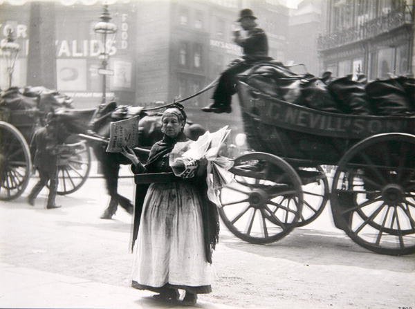 En kvinnlig tidningsförsäljare, London, ca 1890-talet (s/v foto) av Paul Martin