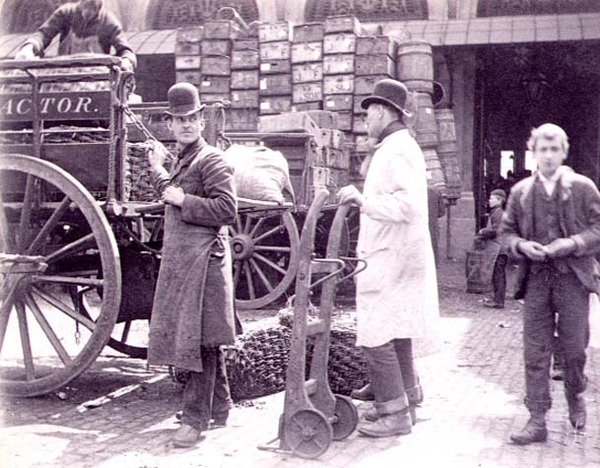 Lossning på Billingsgate Market av Paul Martin