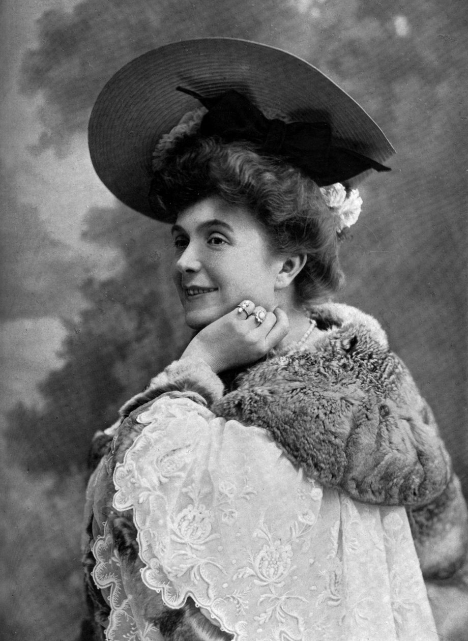 Franska komikern Jeanne Thomassin som Suzanne Radiguet i pjäsen "Les trois Anabaptistes" i Paris, foto från franska tidningen "Le Theatre" oktober 1904 av Paul Nadar