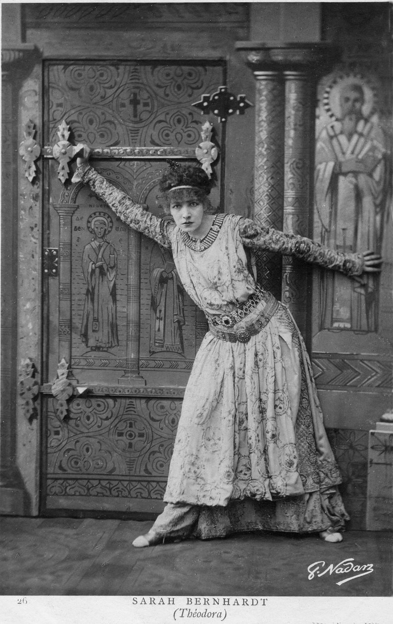 Henriette Rosine Bernard aka Sarah Bernhardt (1844-1923) i en scen av "Théodora", pjäs av Victorien Sardou 1884 (s/v foto) av Paul Nadar