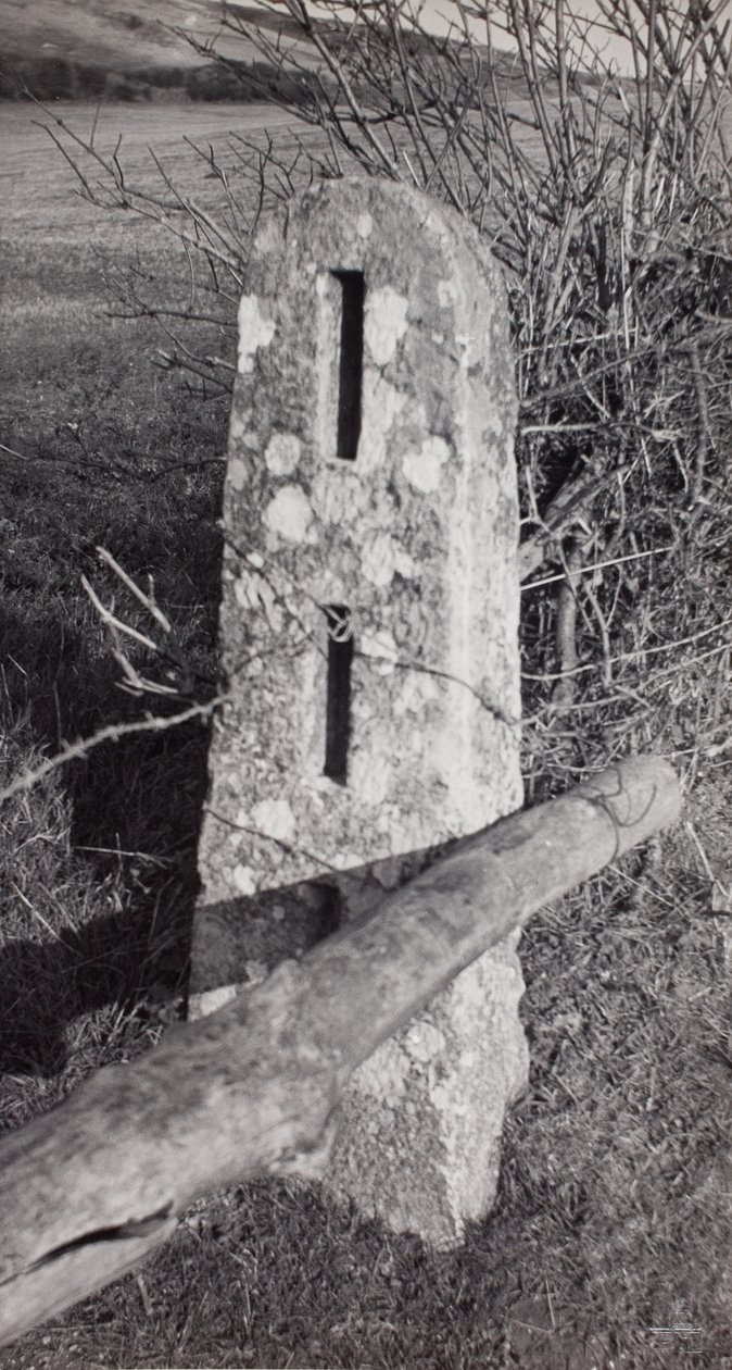 Stenpost av Paul Nash