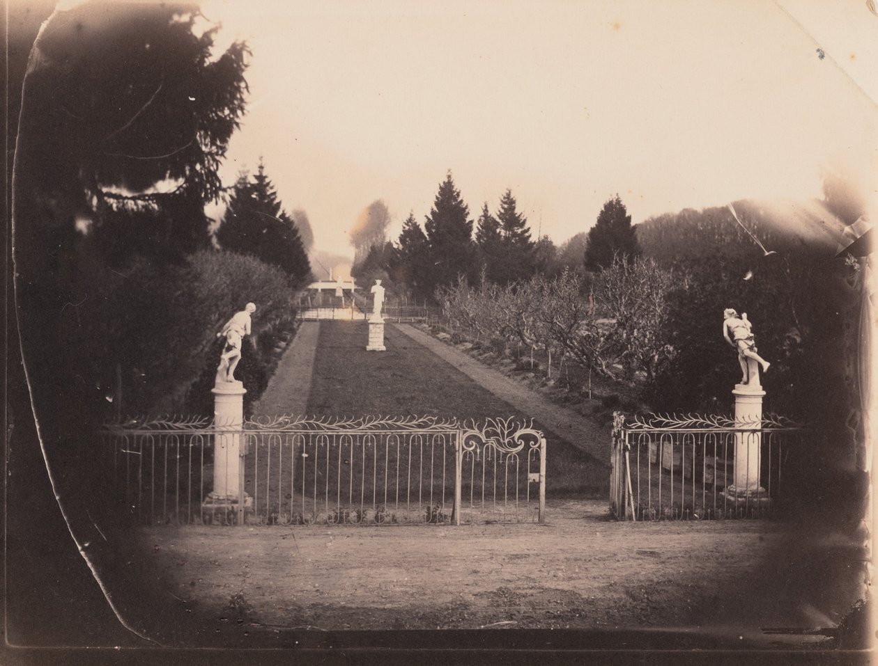 Trädgårdsscen med staty,ca. 1853 (foto) av Paul Thivier