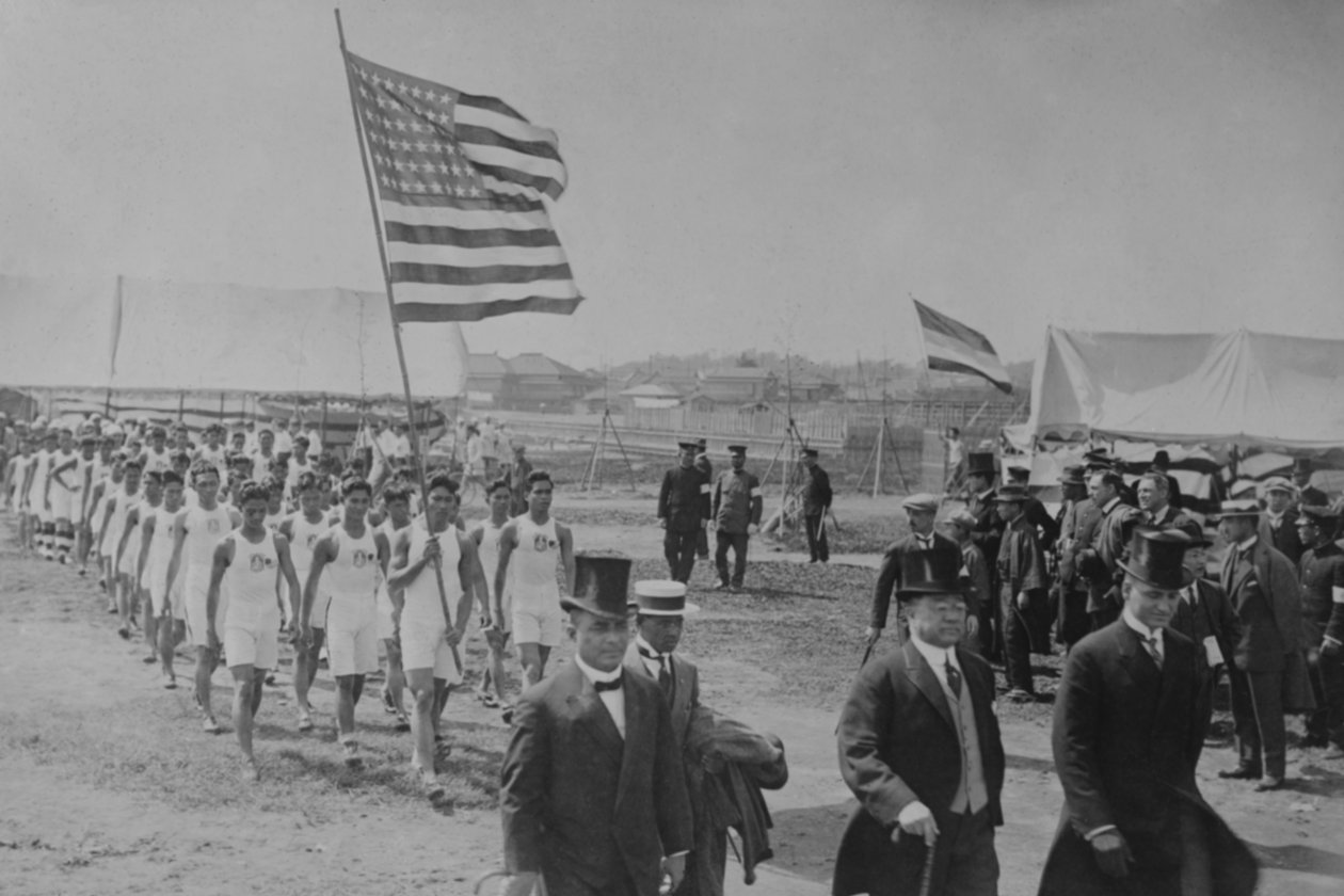 Amerikanska och filippinska idrottare går bakom japanska dignitärer, vid Fjärran Östern-mästerskapsspelen av Paul Thompson
