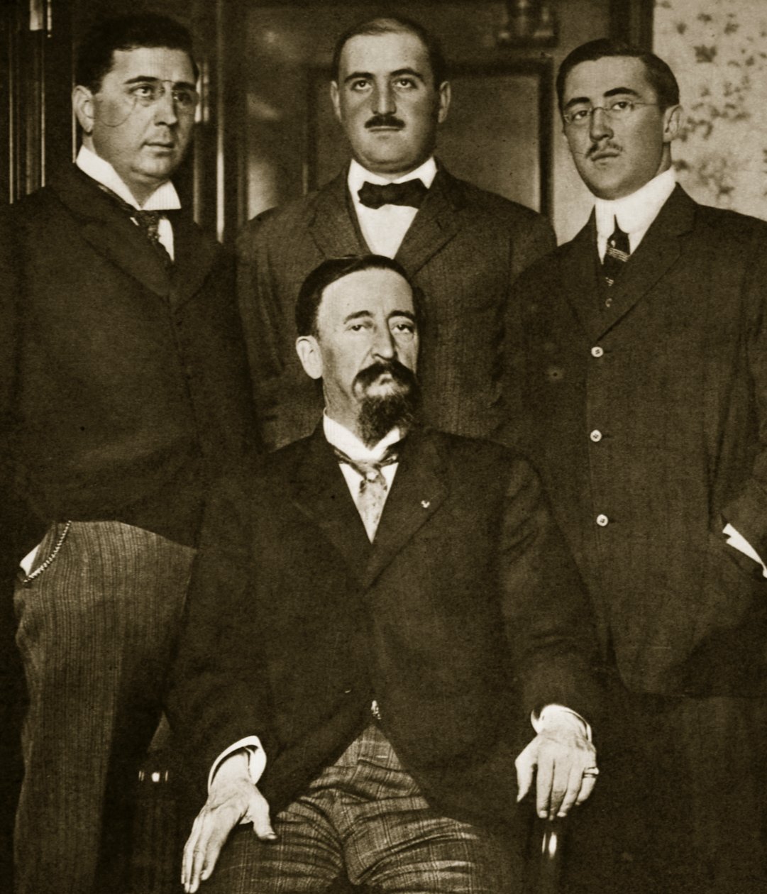 Francisco Madero och tre av hans söner, Gustavo, Gabriel och Evaristo, på Astor Hotel, New York, mars 1911. av Paul Thompson