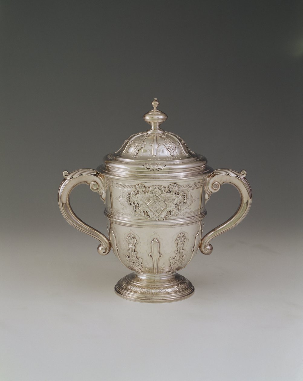 Tvåskaftad kopp och lock, 1730-31 av Paul de Lamerie