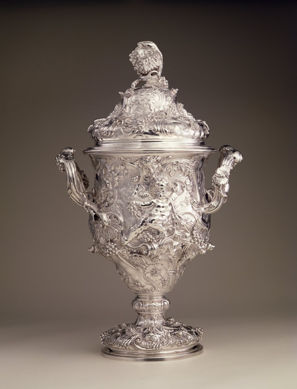 Tvåskaftad kopp och lock, 1742-43 av Paul de Lamerie