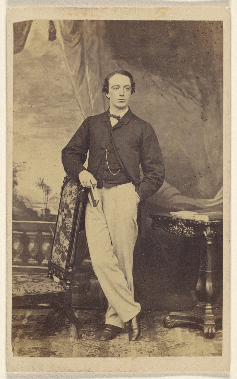 [Oidentifierad man, stående] av Pearson and Patterson