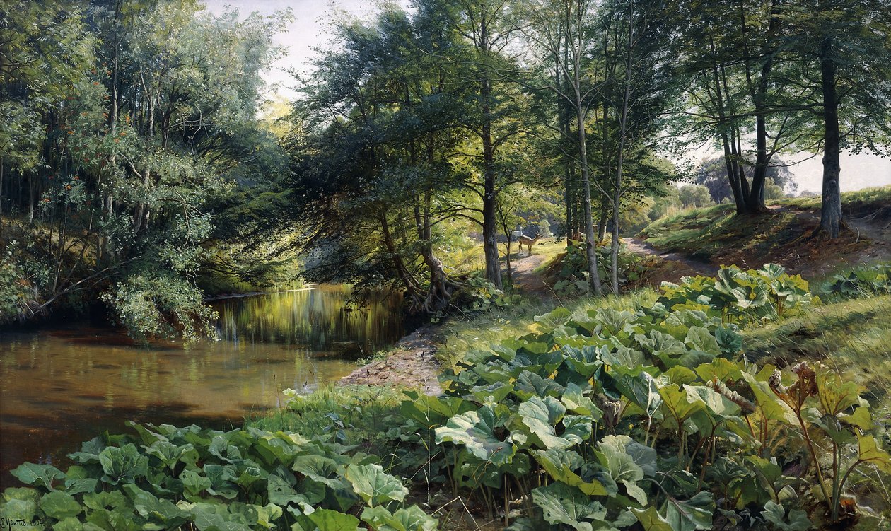 Ett trädbevuxet flodlandskap med rådjur bortom av Peder Monsted