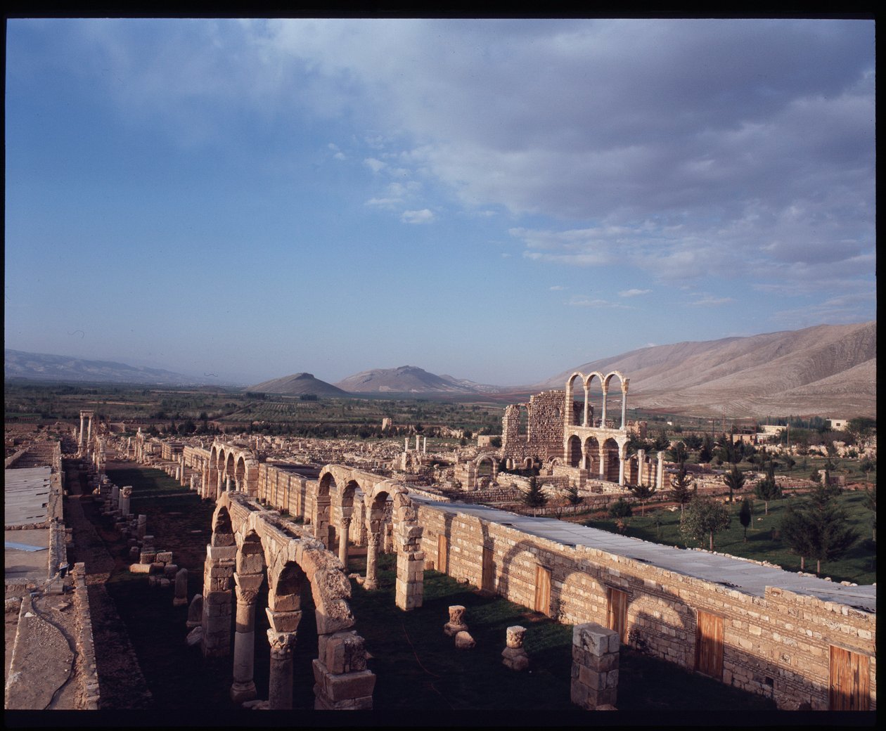 Utsikt över staden Anjar, 705-710 av Period Umayyad