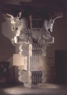 00317 Huvudstad i persisk stil från en kolumn i Apadana, från Darius den stores palats i Susa, Iran, ca 500 f.Kr. (kalksten) (se även 162697) av Persian School