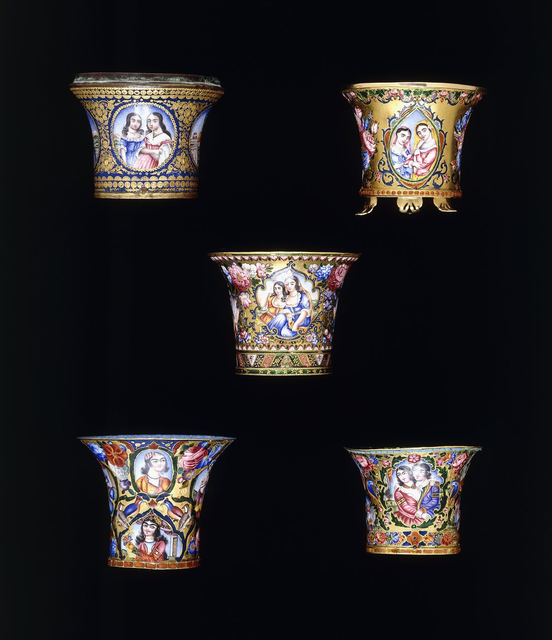 Ett urval av Qajar-emaljerade nargileh-skålar i guld, målade med enkla eller dubbla porträttpaneler, 1800-talet av Persian School