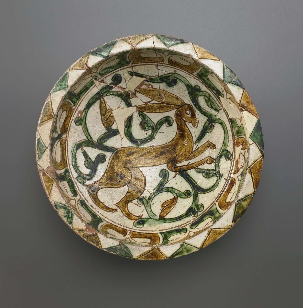 Skål, Seljud dynasti, 1100-1200-tal (keramik) av Persian School