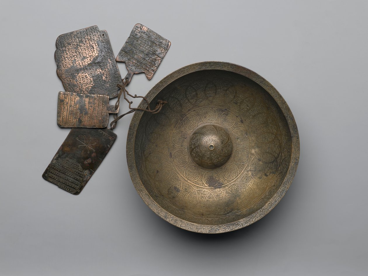 Chihil Kilid spådomsskål med inskriptioner, stjärntecken och fyra plaketter, 1679 (kopparlegering) av Persian School