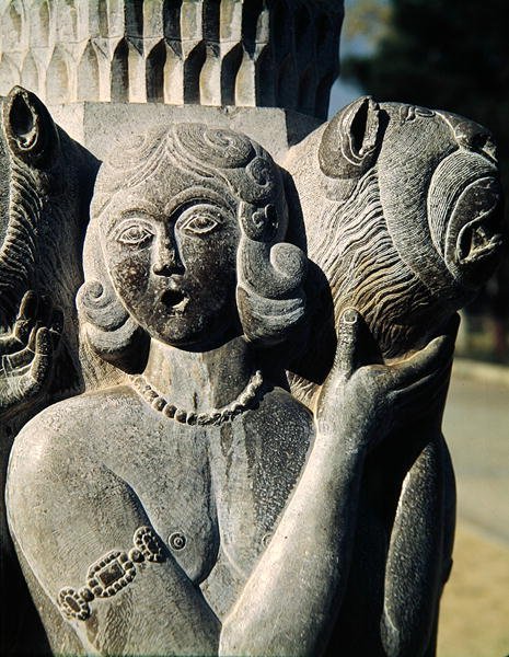 Detalj av en figur som håller ett lejon, Safaviddynastin (sten) av Persian School