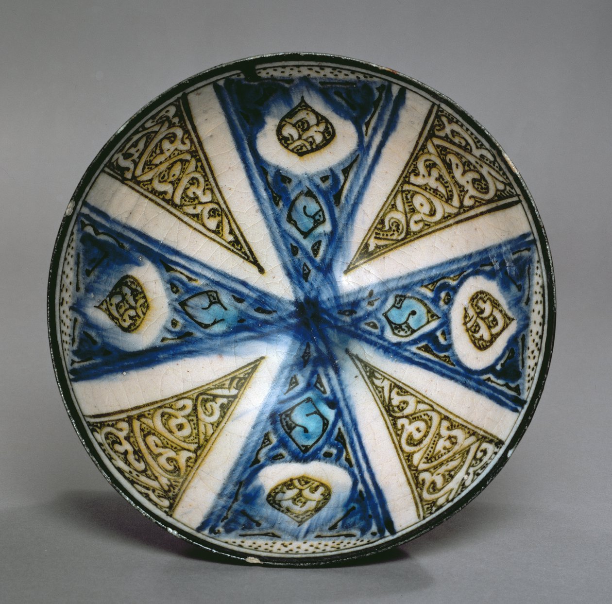 Skål, från Kashan, Iran, Seljuk-perioden, sent 1200-tal (stenpasta med polykrom under glasyr) av Persian School