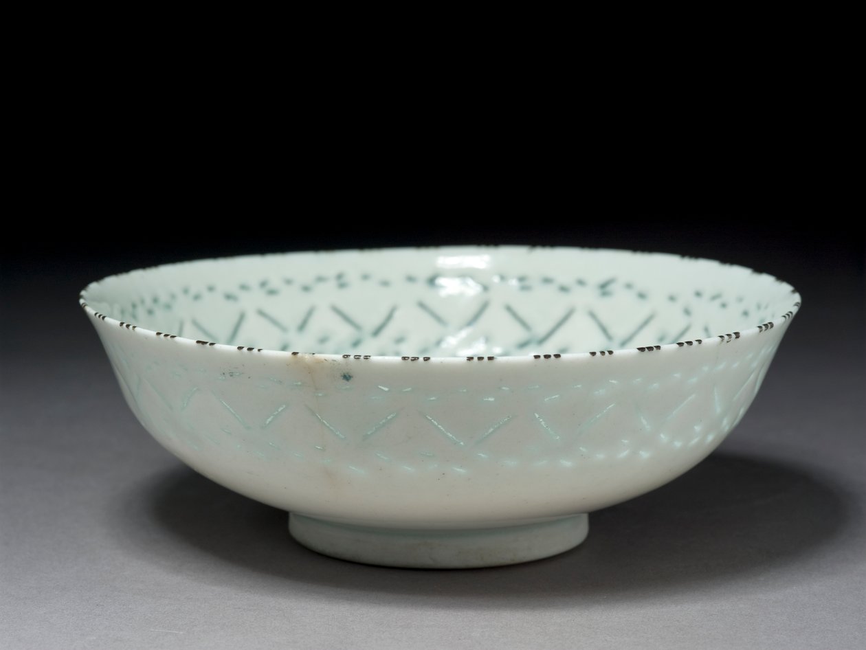 Gombroon Bowl, Iran, Safavid-period (stenpasta med genomborrad dekor och svart underglasyr) av Persian School