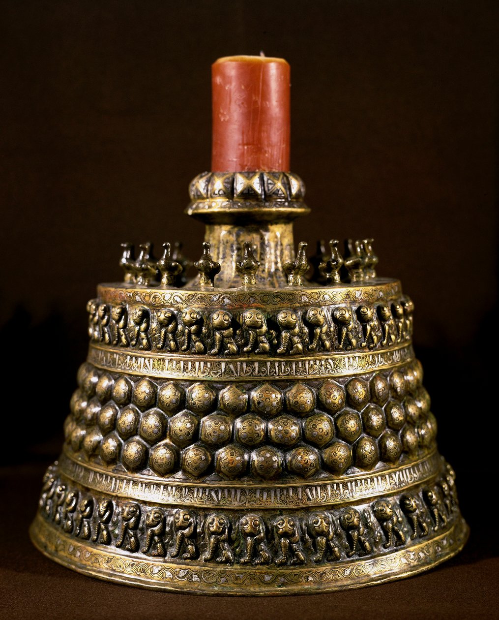 Islamisk konst: bronsljusstake med silverinlägg. Persisk konst från 1100-talet. Kairo, Museum of Islamic Art av Persian School