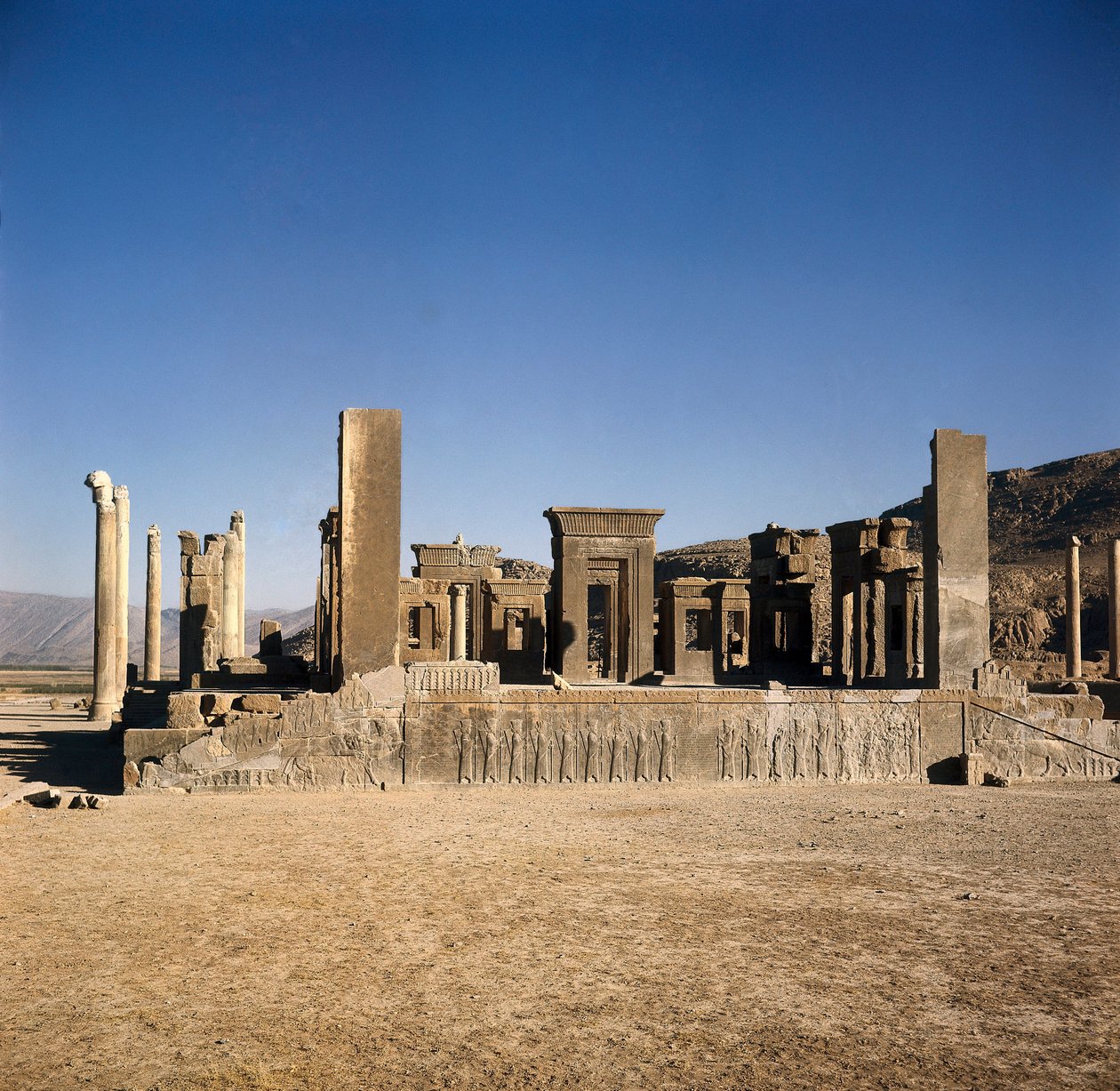 "" Palace of Darius I (550-486 f.Kr.) i Persepolis (Iran) "", Plats för Aimenidernas persiska rike. 6:e - 5:e århundradet f.Kr av Persian School