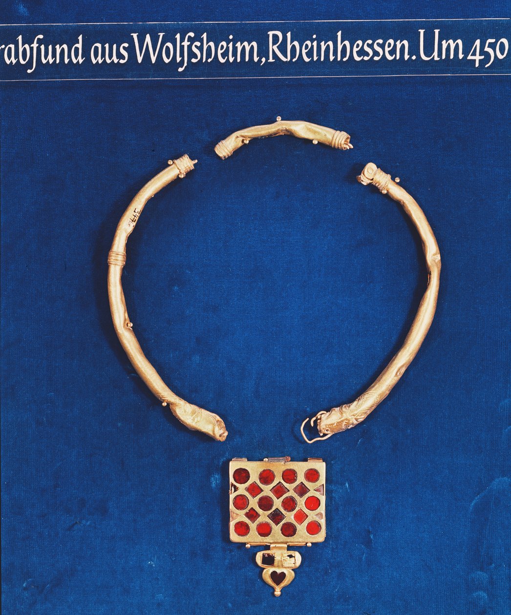 Hänge, från Wolfsheim Tomb Treasure, c.378 (guld) av Persian School