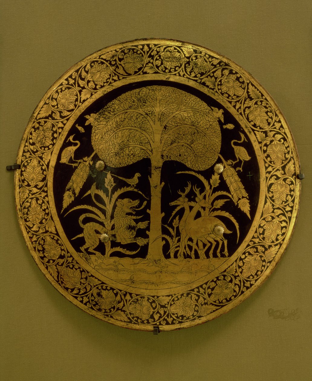 Tallrik med en kant av stiliserade blommor som omger en scen med exotiska djur under ett spridande träd (förgylld brons) av Persian School