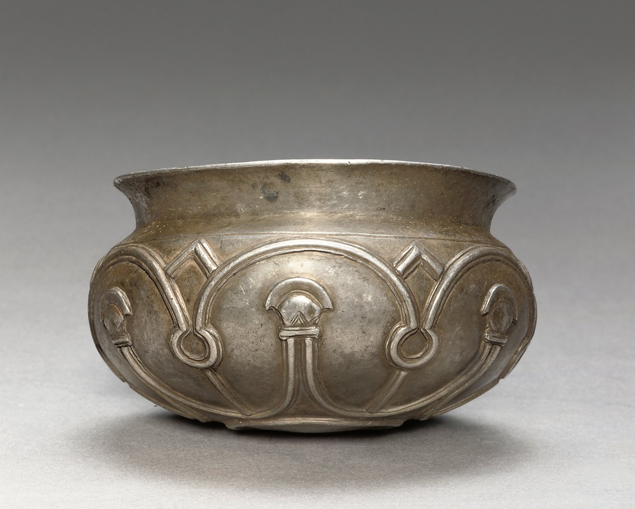 För-Achaemenidisk skål, ca 600-talet f.Kr. (silver) av Persian School