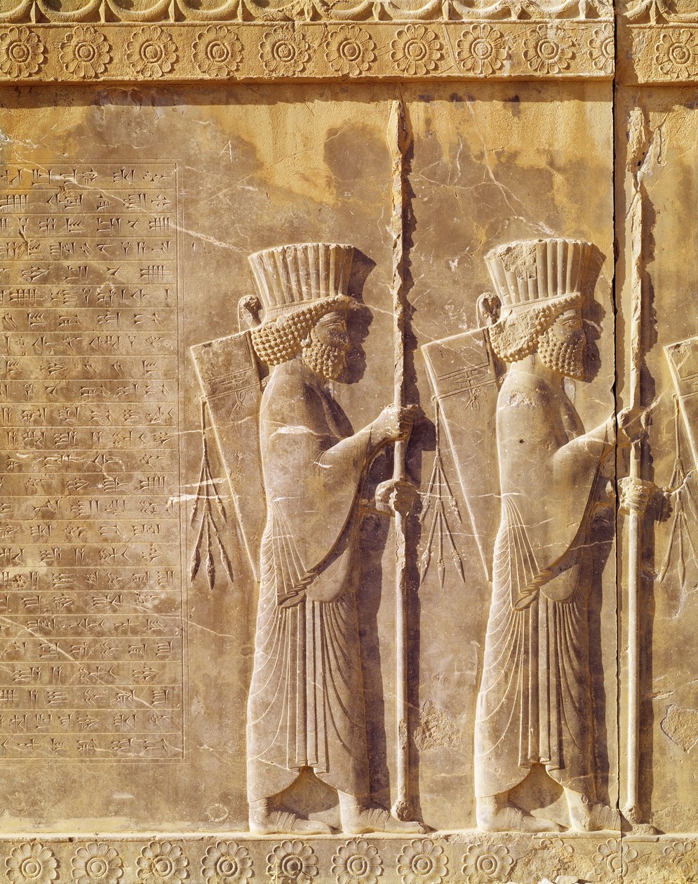 Relief föreställande två bågskyttar och en gammal persisk inskription, från trappan till Darius-palatset, Achaemenian Period, 6-5th århundradet f.Kr. av Persian School