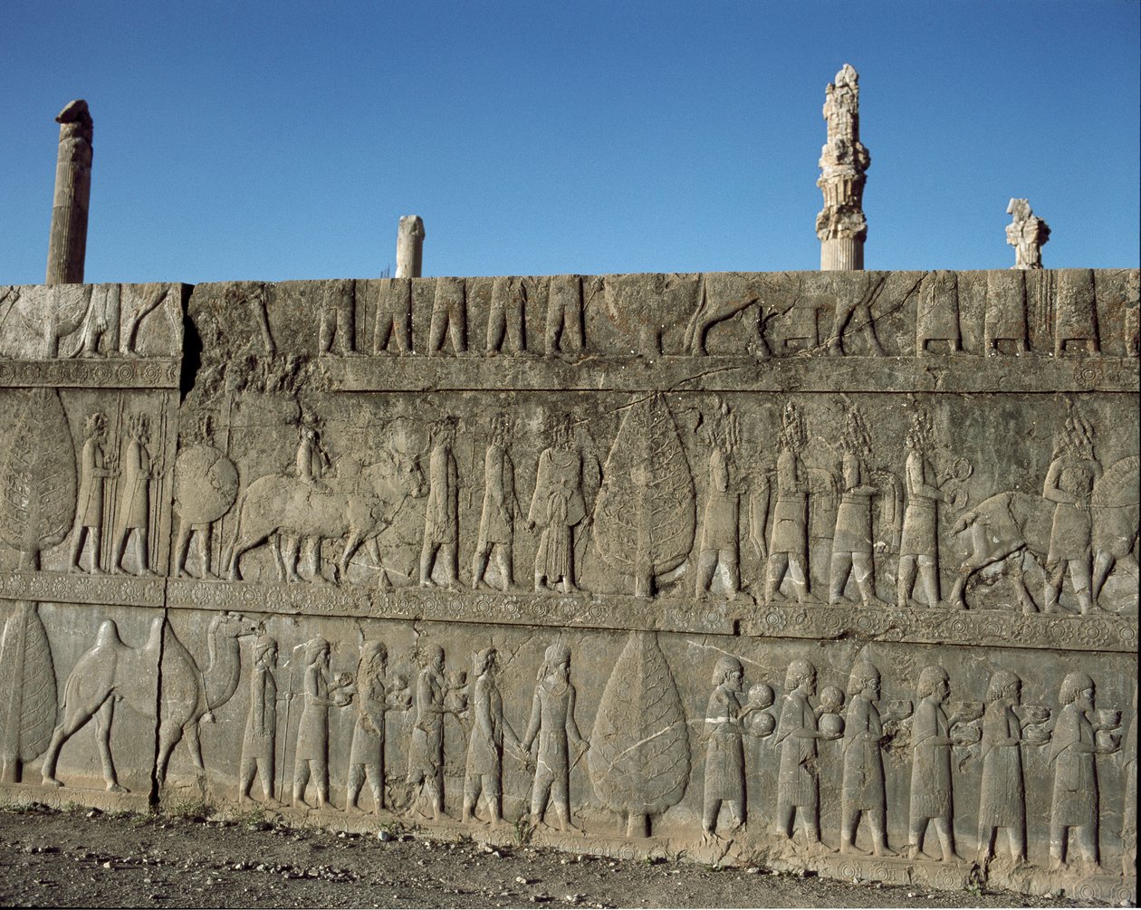 Undergivna folk ger gåvor till Darius I. Reliefer av den östra trappan i Apadana, 600-talet f.Kr. av Persian School