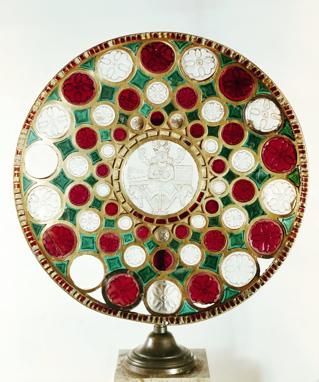 Salomos bägare, bärande en relief cameo av en kung, Sassanian Period (226-651) (guld, bergskristall, granat och grönt glas) av Persian School