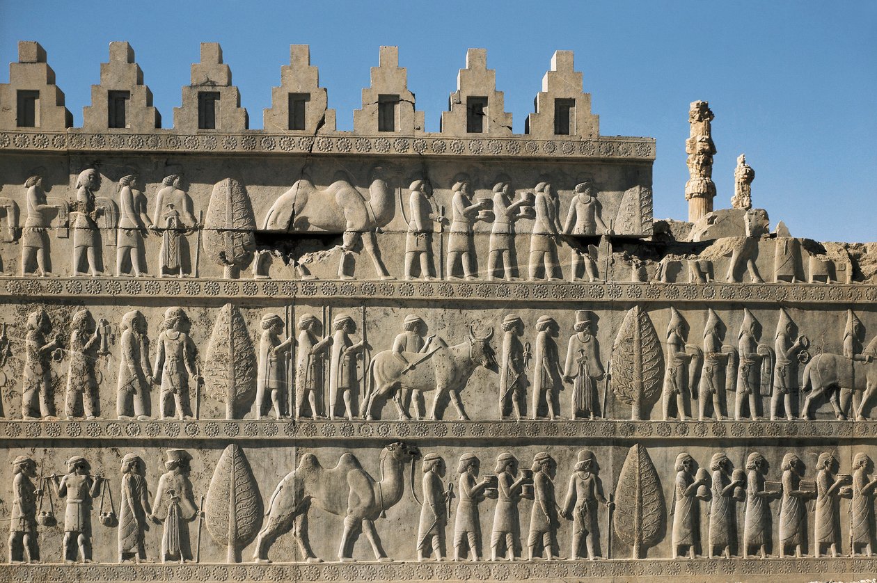 Darius I:s palats i Persepolis (Iran): detalj av inredningen av apadana eller rättssalen, som representerar de undergivna folken som kommer med presenter till Darius I (550-486 f.Kr., sa den store). Lågrelief, 6:e f.Kr., persisk konst, periodrutt. av Persian School