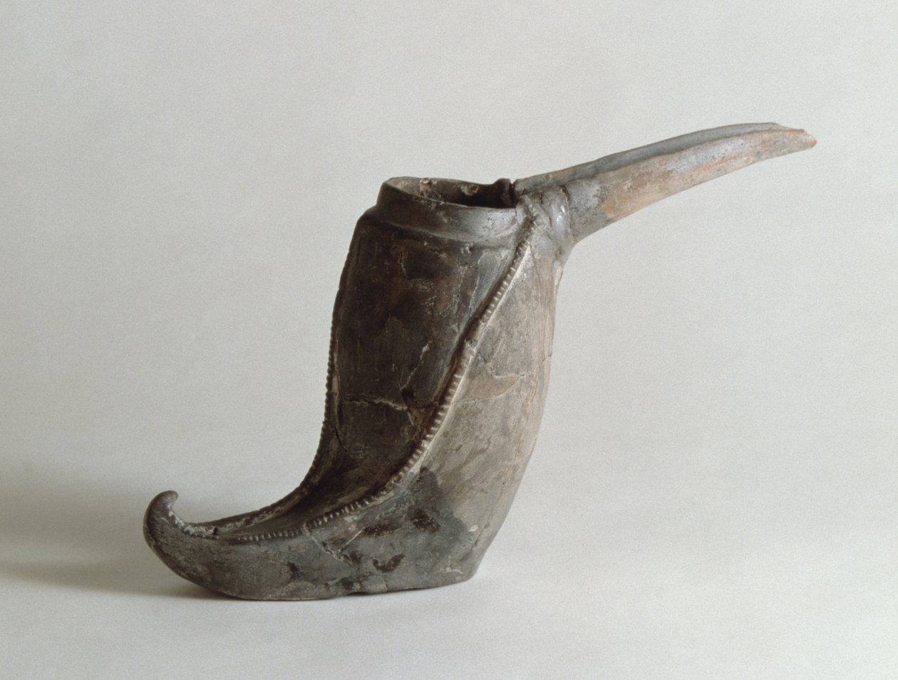 Fartyg i form av en känga, från Kaluraz, Gilan, Iran, c.1:a årtusendet f.Kr. (lera) av Persian School