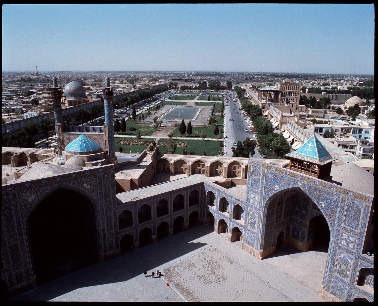 Utsikt över staden från det kungliga torget, Jameh-moskéns korridor, till höger sheik Lotfolla-moskén till vänster Ali Qapu-moskén av Persian School