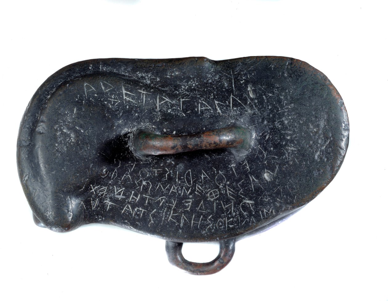 Votivvikt i brons i form av en osselet med en dedikation på grekiska till Apollo av Didymus, votiv till gudens tempel i Miletus. Routenide-period. Rapportera som byte av Darius I. hittat på platsen för Susa. Paris. Louvren av Persian School