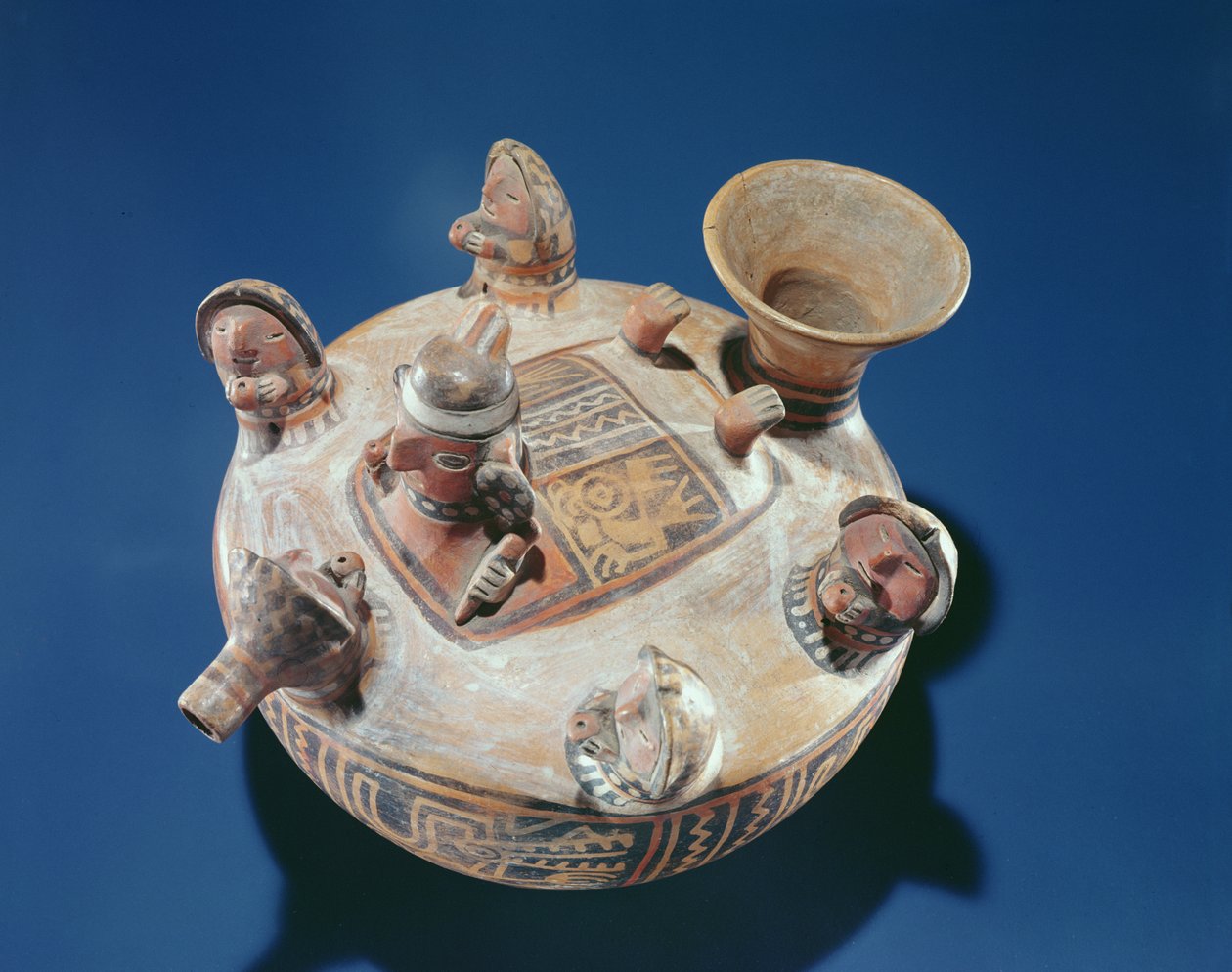 Gudom med kvinnor som erbjuder drinkar, Recuay Culture (keramik) av Peruvian School