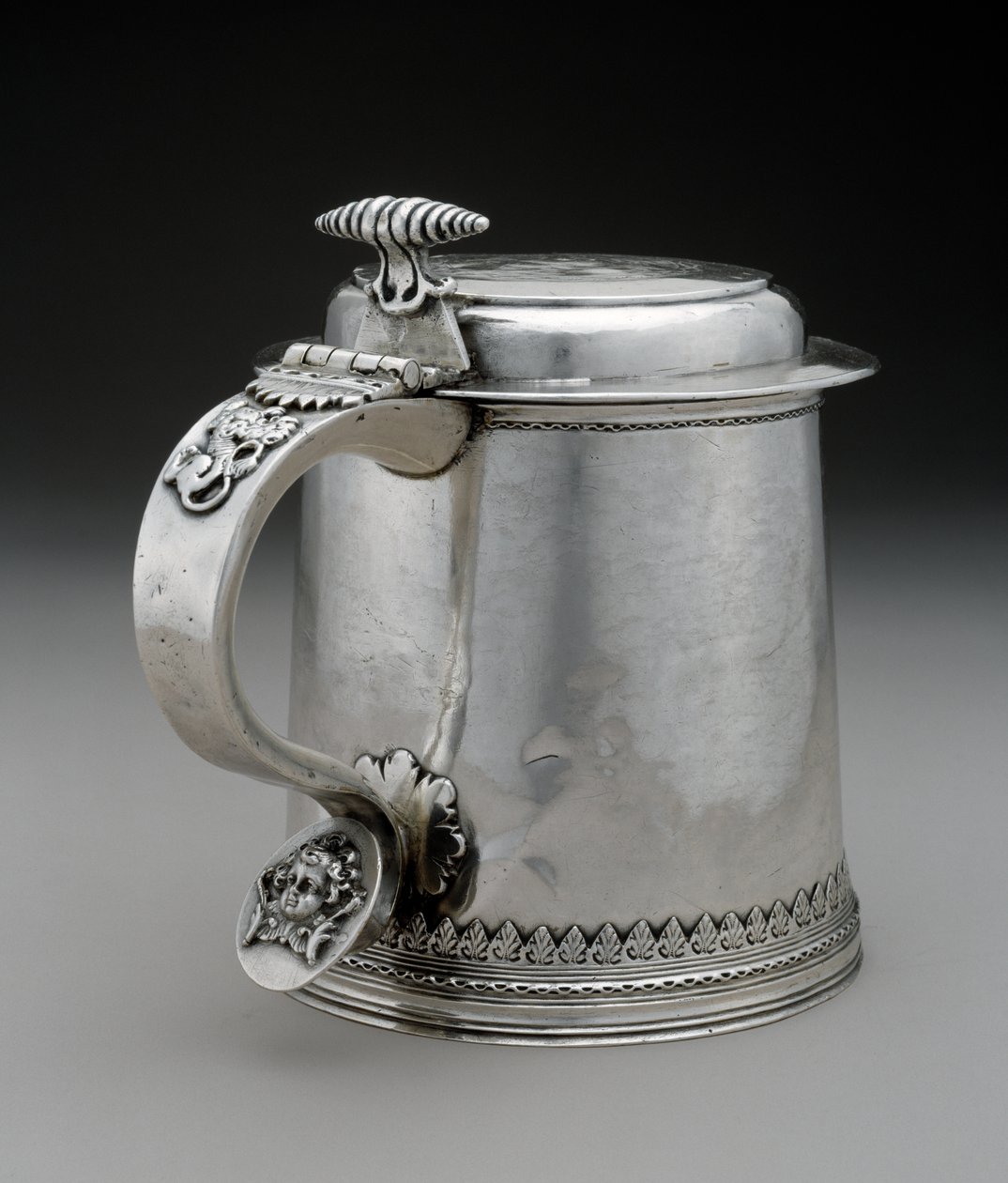 Tankard, ca 1710 (silver) av Peter Van Dyck