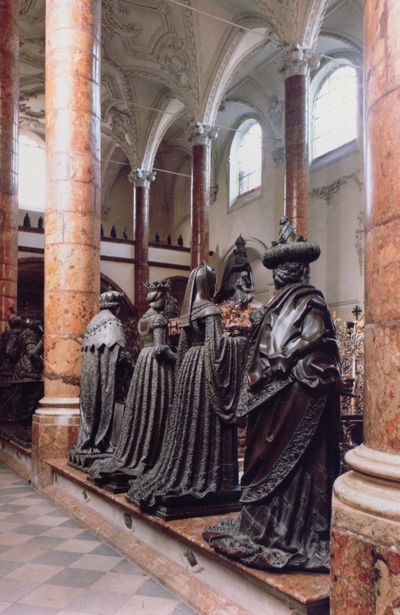 Maximilian I:s grav (1459-1519) vy av fyra bronsfigurer av sörjande personer, möjligen förfäder, släktingar eller samtida, designen tillskrivs Gilg Sesselschreiber. av Peter (workshop of) Vischer