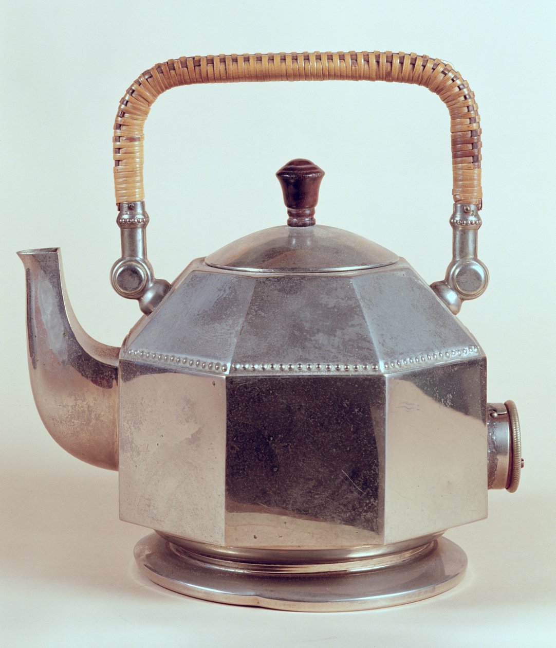 Elektrisk vattenkokare, designad för A.E.G., ca 1908 av Peter Behrens
