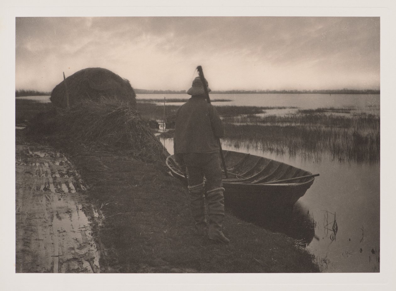 Man från sankmarken på väg att skära vassströ, ur Liv och landskap i Norfolk Broads av Peter Henry Emerson