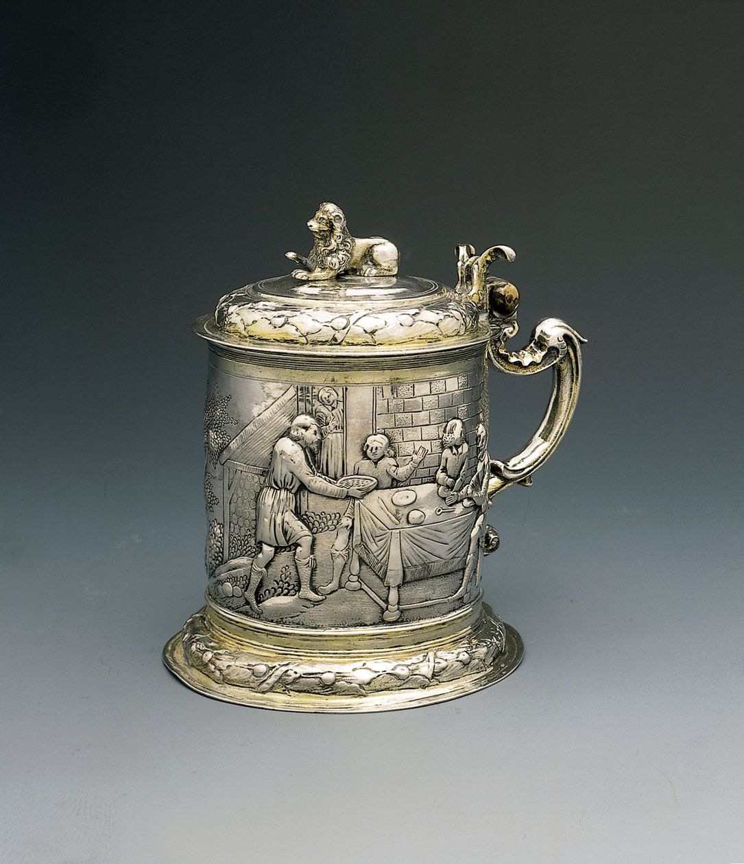 Tankard, kroppen återkallar och jagas med Jakob som brottas med ängeln, och Abraham och Sara som gästar Treenigheten, Danzig, ca 1690 (paket förgyllt silver) av Peter III Rohde