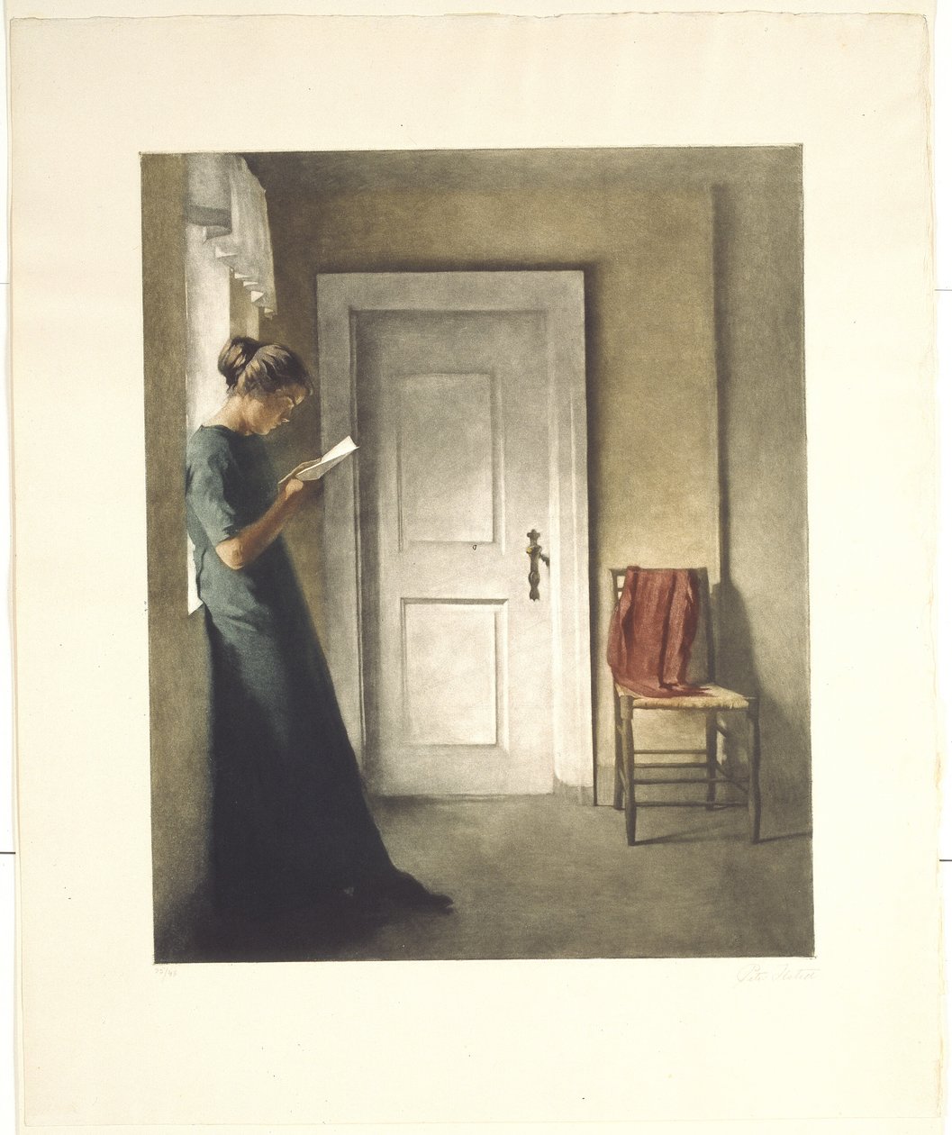 Inredning med röd sjal av Peter Vilhelm Ilsted