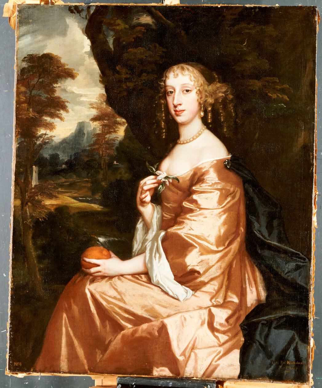 Porträtt av Lady Penelope Nicholas, som håller en apelsin i ett landskap av Peter Lely