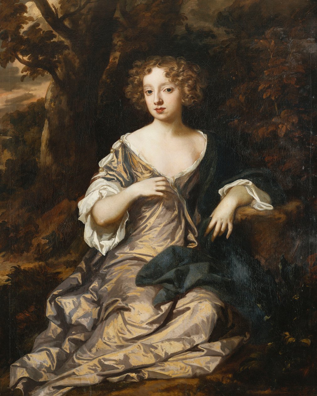 Porträtt av en dam, sittande i full längd, i ett skogslandskap, iklädd en violett sidenklänning med vita ärmar och beslag, av Peter Lely