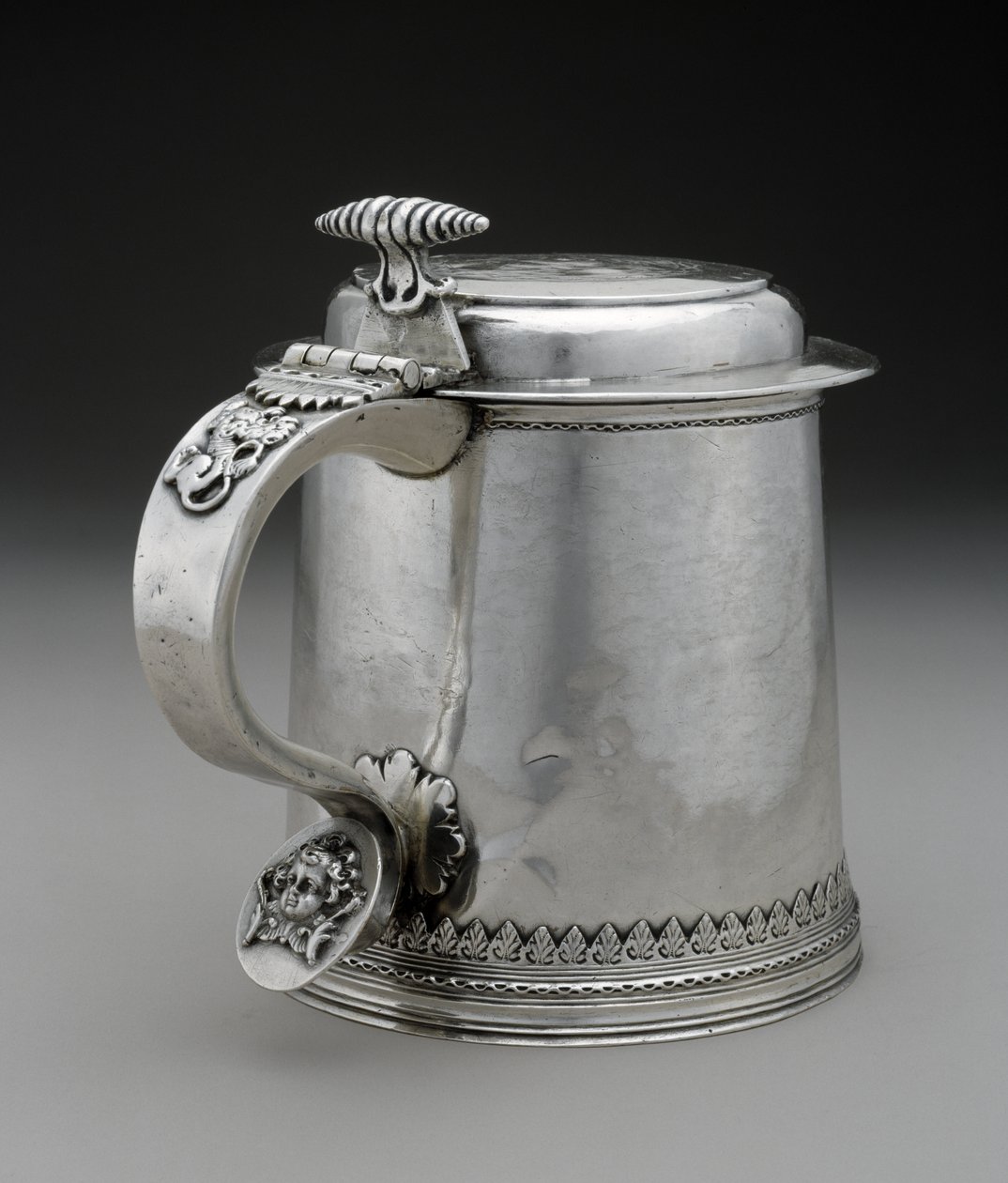 Tankard, c. 1710 (silver) av Peter Van Dyck